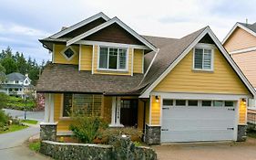 Bellamy Manor Large Home With 5Beds! In Langford